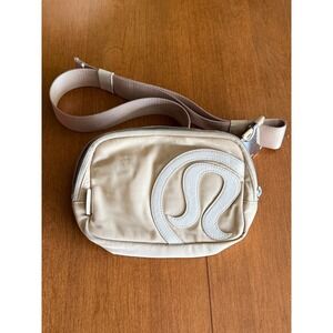 Lululemon Large Logo Everywhere Belt Bag, Trench White-Opal, 1 L